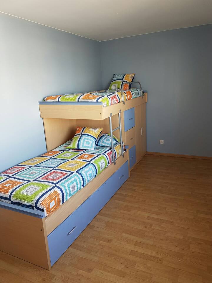 CHAMBRE DEUX LITS SIMPLES AVEC PLACARD