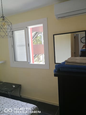 Single room in clean apartment  minutes from beach