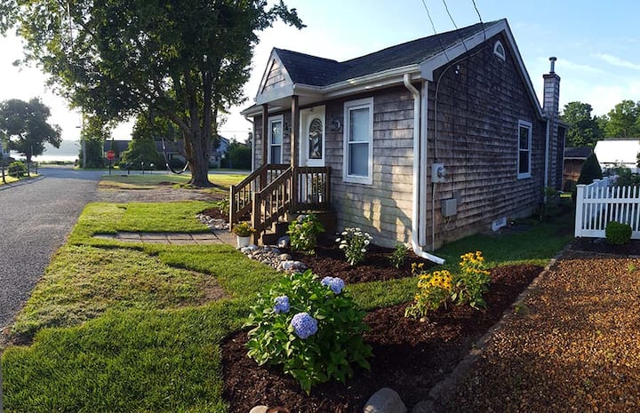 Cheerful 2 Bedroom Cottage - South Kingstown, RI