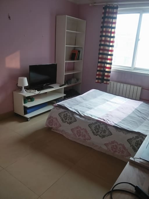 bedroom,TV,bed