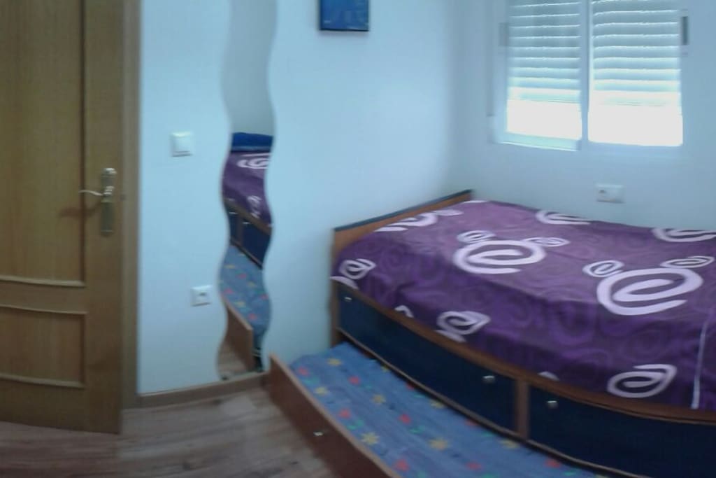 Habitación/room/chambre con cama nido (con dos camas de 90 cm de ancho).