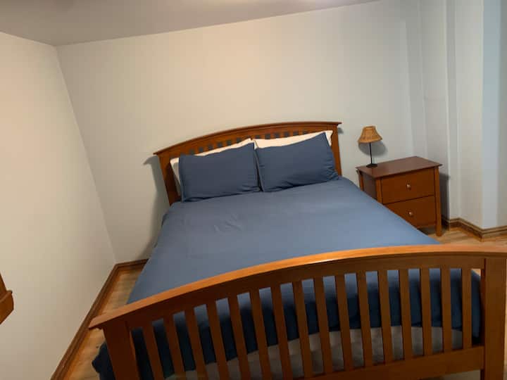 Главна спална соба - кревет со големина на кралица