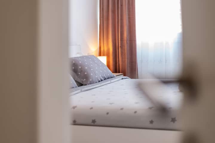 غرفة النوم الأولى