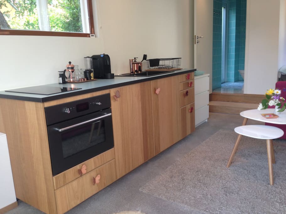 Kitchen equipped with stove, oven/micro, refrigerator /freezer