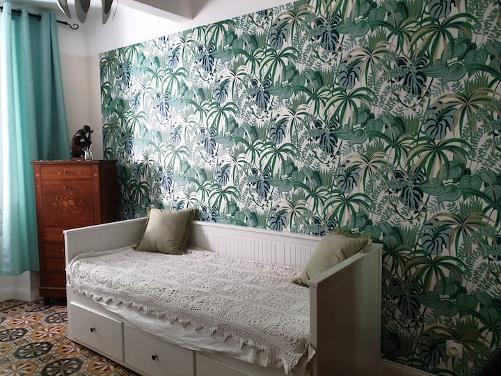 2. spavaća soba s policama u garderobi za pohranu vaših stvari
Sofa (kabriolet) za dijete i može se pretvoriti u bračni krevet ako je rasklopljen.