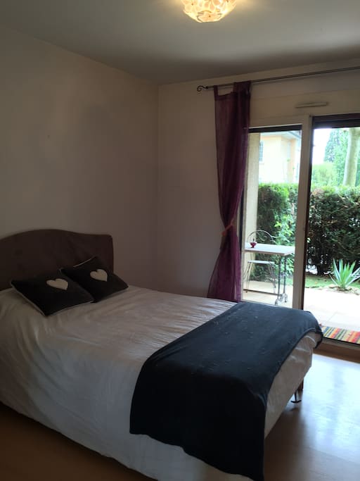 Chambre ayant accès sur le jardin