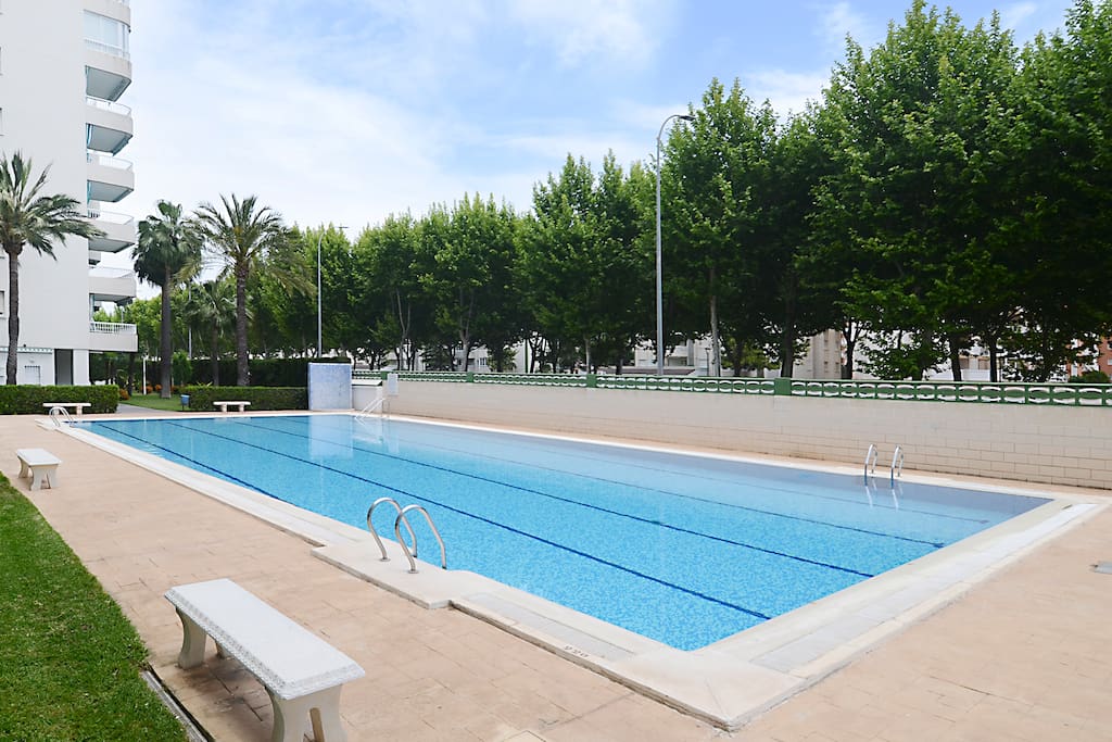 Piscina con amplias zonas verdes