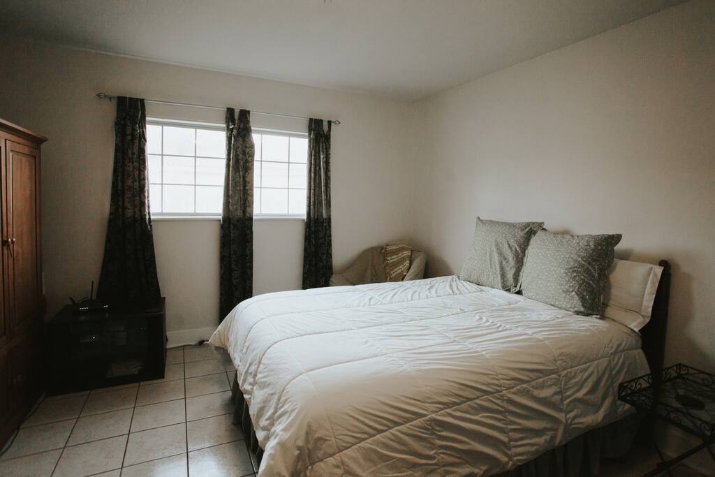 Super comfy Queen bed.