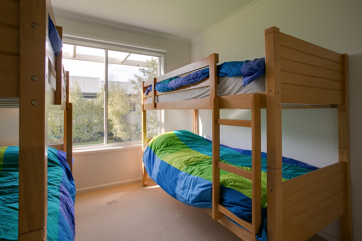 חדר שינה עם 2 מיטות קומתיים