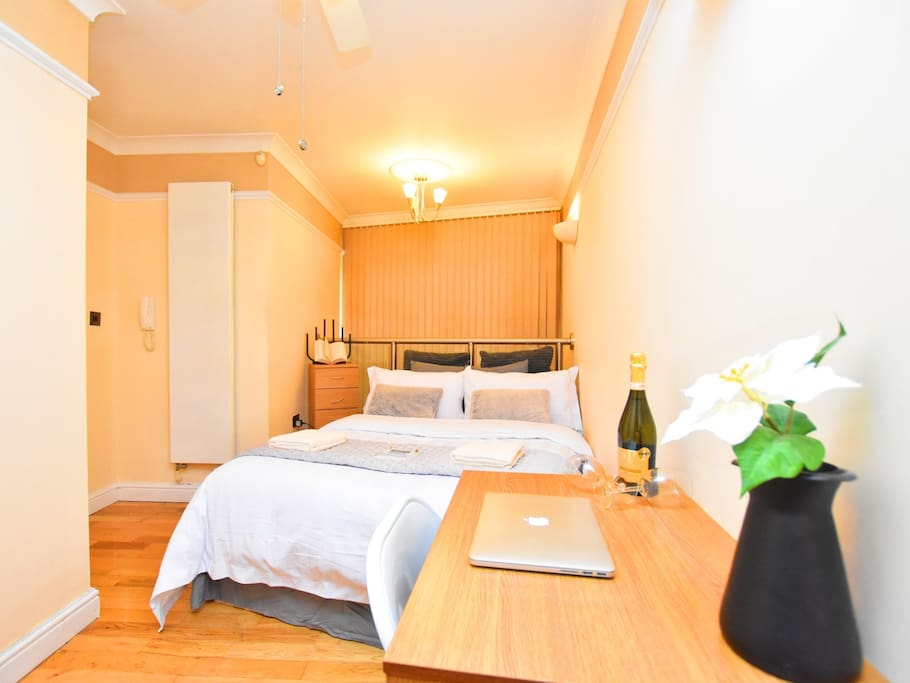 Photo: luxury double room with private bathroom and private garden.
Include: towels, bedding, wifi connection, 24/7 check in system and central heating.