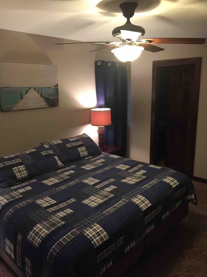 主卧配有加大双人床、套房和大衣橱