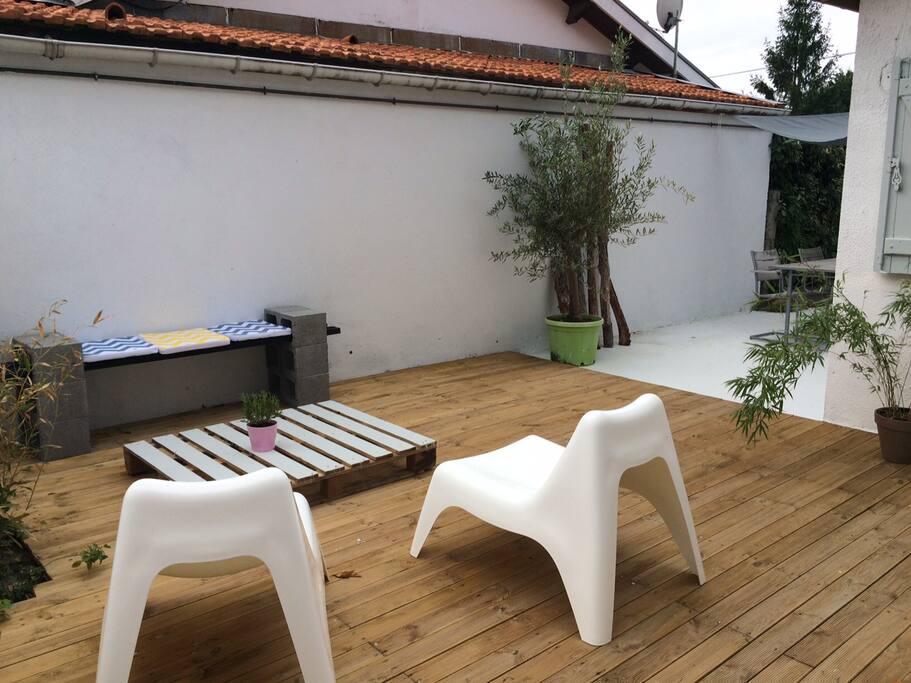 Terrasse sans vis à vis dans un environnement très arboré.