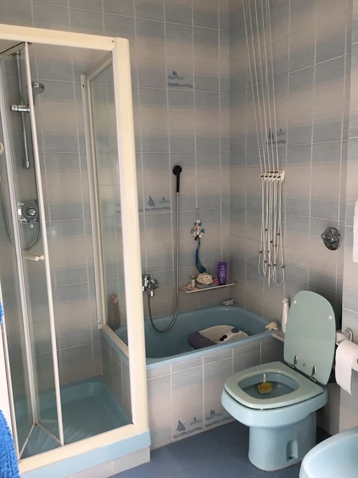 Bagno con doccia e vasca