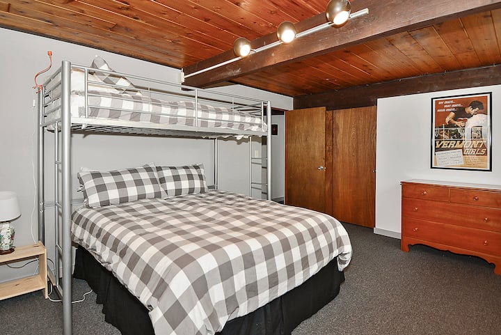 1. غرفة النوم في الطابق السفلي