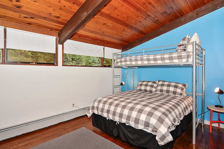 4. غرفة نوم في الطابق العلوي مع سريرين بحجم كوين وتوأم