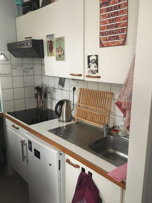 La cuisine contient un petit frigo, une plaque chauffante, un micro-onde, un petit four, un grille pain, et une bouilloire.