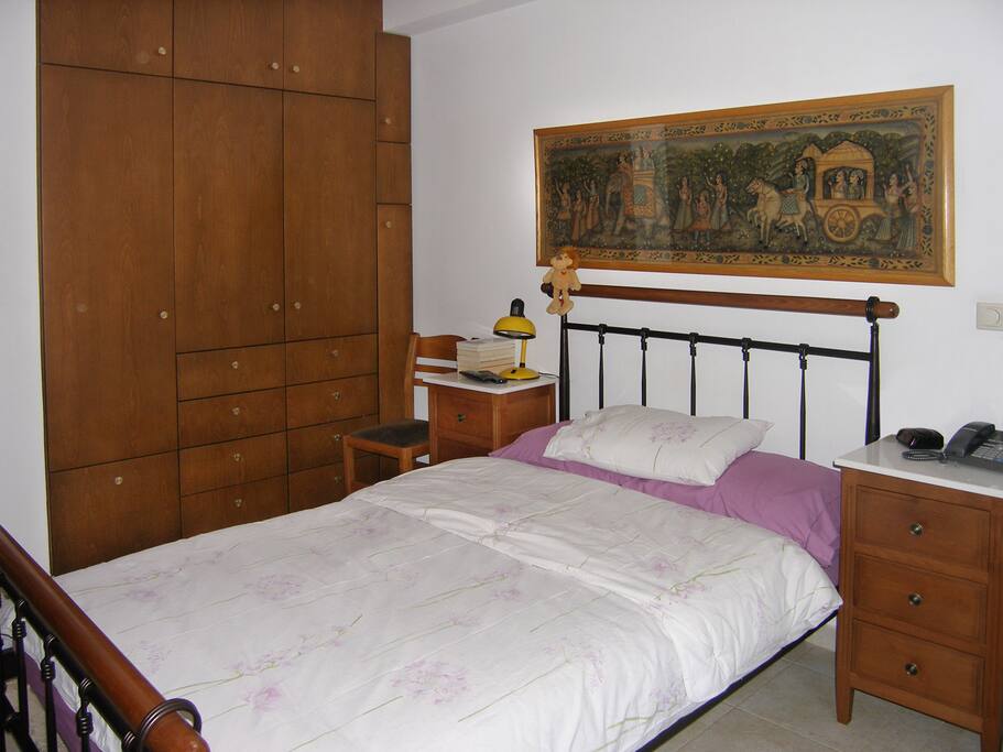 The bedroom (side B)