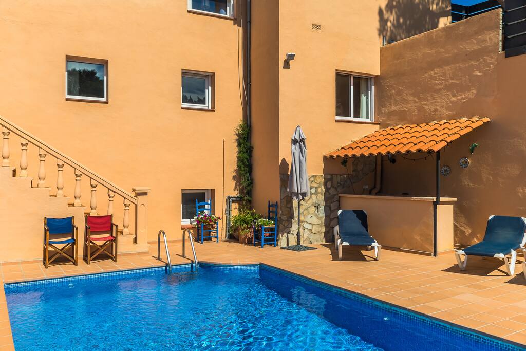 Enjoy the poolside bar