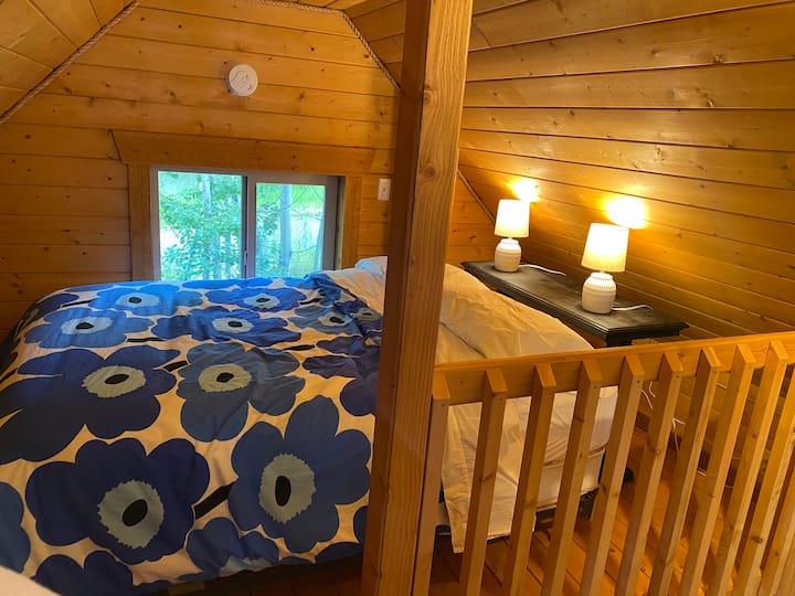 ห้องนอนพร้อมเตียงเต็มรูปแบบ