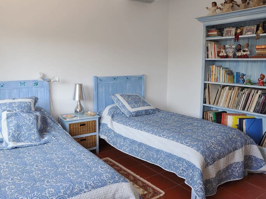 quarto para duas pessoas. Pode acomodar uma cama de bébé