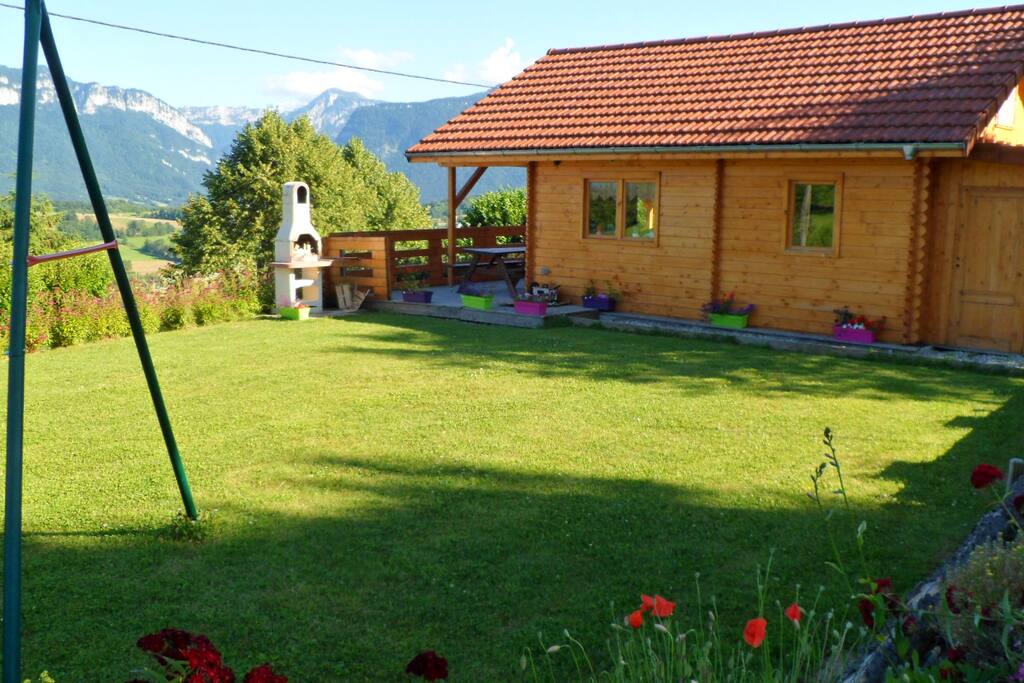 extérieur avec balançoire et table de ping-pong en été, espace réservé au chalet