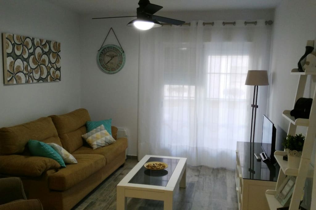 Salón con acceso a terraza con vistas al mar