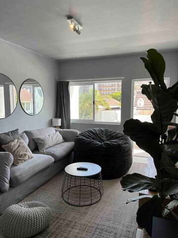 Beautiful, Modern Seaside 3 Bedroom Apartment gallery image 2