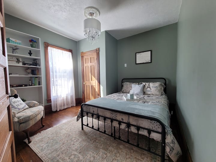 سرير بحجم كبير في الطابق الرئيسي