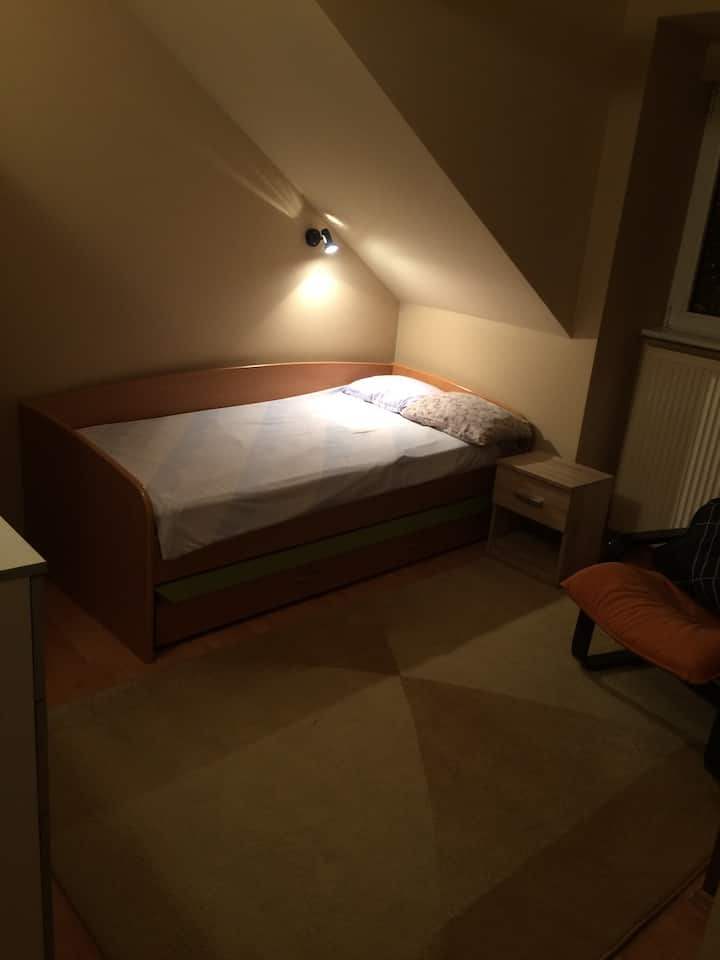 Მესამე  საძინებელი, ასევე ფართო და ქუჩის პირისპირ.