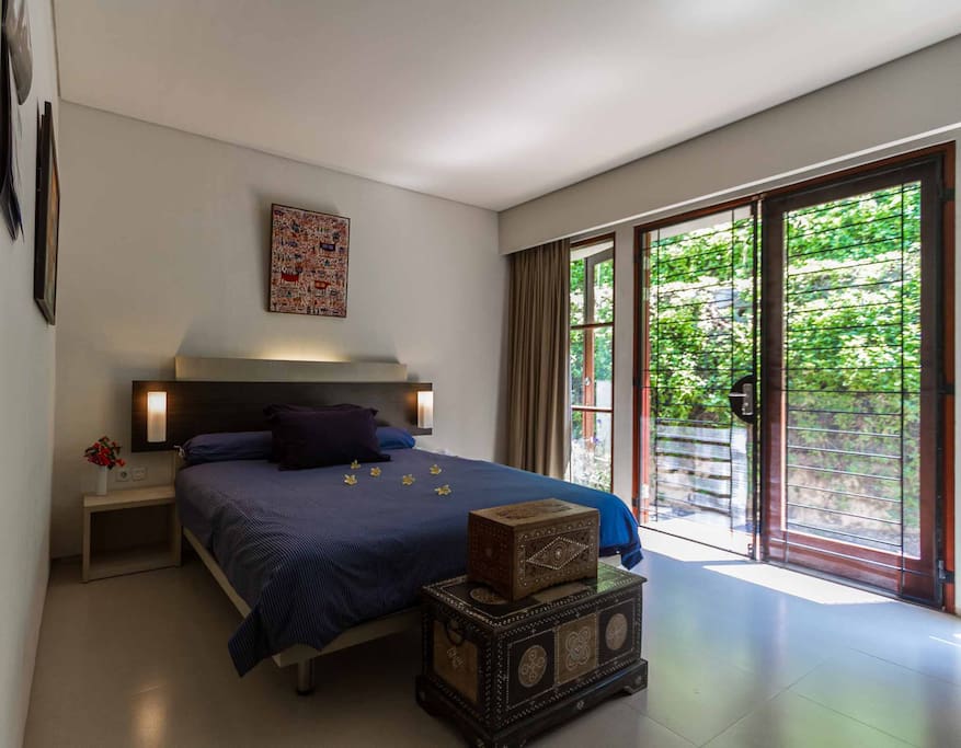 This double room with garden view offers spacious comfortable accommodation with DVD and CD player and tea/coffee making facilities