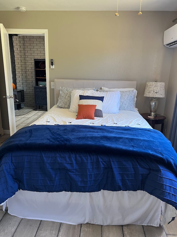 Kitanda chenye ukubwa wa Malkia kilicho na mito mingi na mablanketi ya ziada 