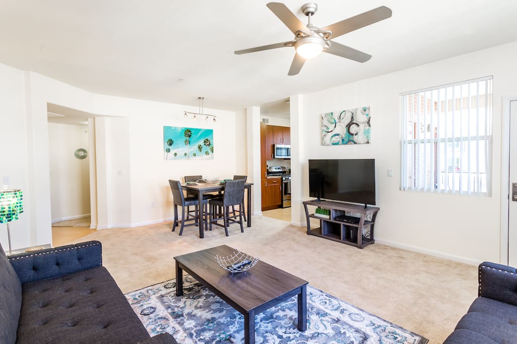 Spacious Living Room w/ 55" Flat Screen Cable TV