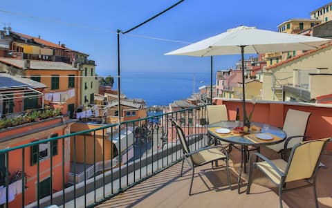 Top Airbnb: Bright Light~large terrace with beautiful seaview in Riomaggiore