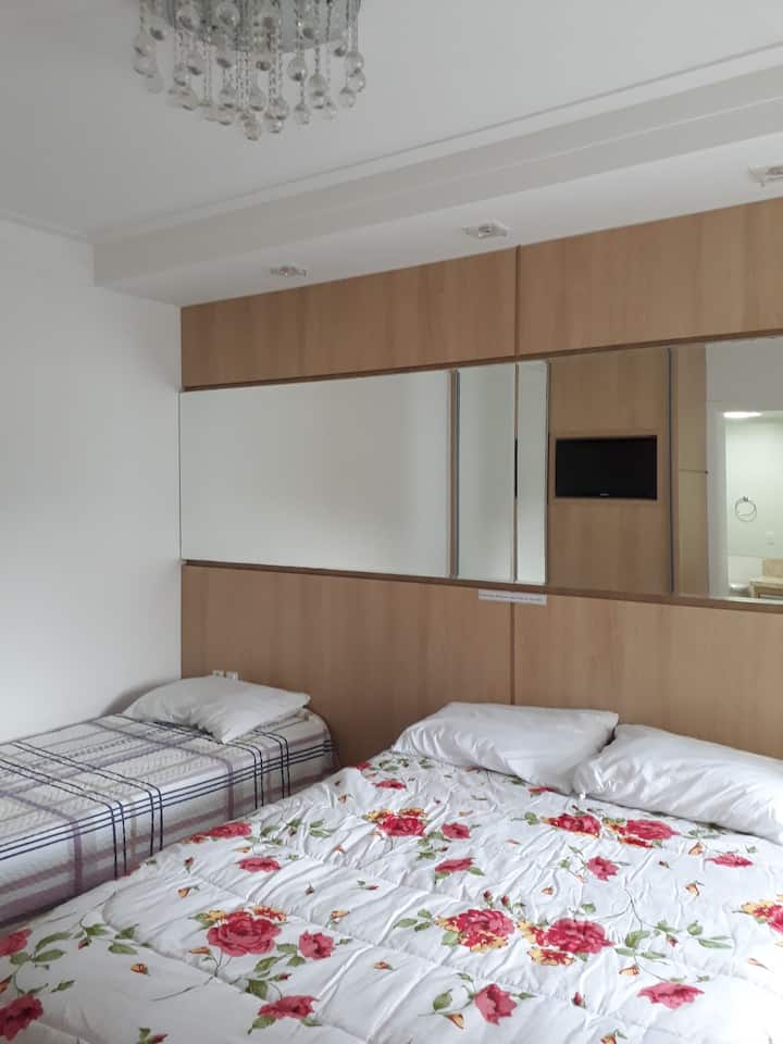 ห้องสวีทพร้อมเตียงคู่ 1 หลังและเตียงคู่ 1 หลัง (ทีวีและเครื่องปรับอากาศ)