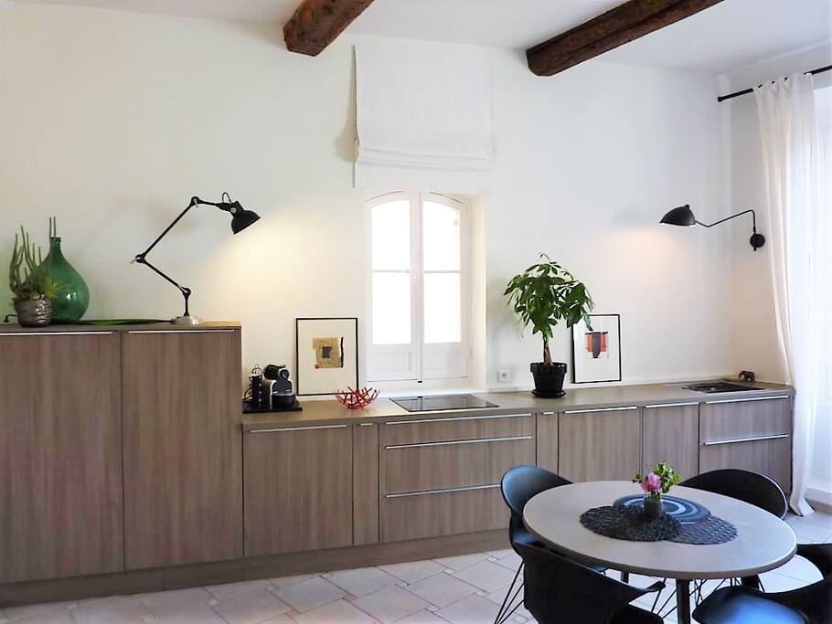 Magnifique cuisine totalement intégrée toute équipée : lave-vaisselle, lave-linge séchant, réfrigérateur avec partie congélateur, four micro-onde grill, table induction, bouilloire électrique, cafetière Nespresso et grille-pain et tous ustensiles nécessaires au quotidien pour 4 personnes