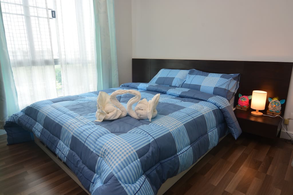 Queen bed with 2 swan towels.UV protect drapes.