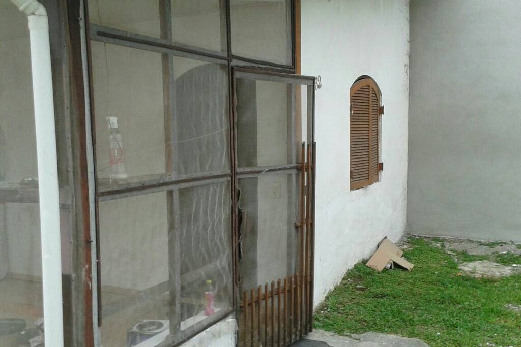 Entrada da casa, varanda toda telada