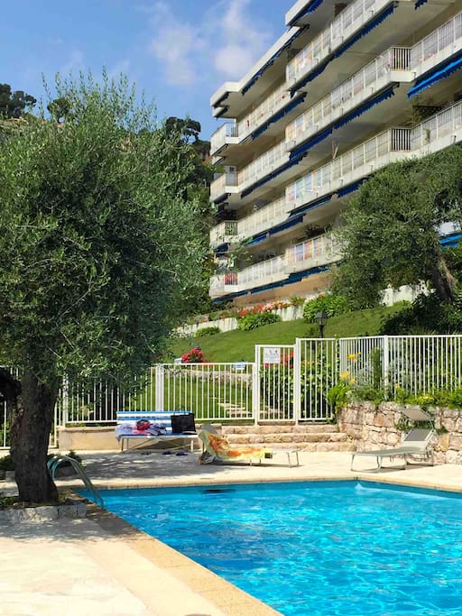 swimmingpool and house