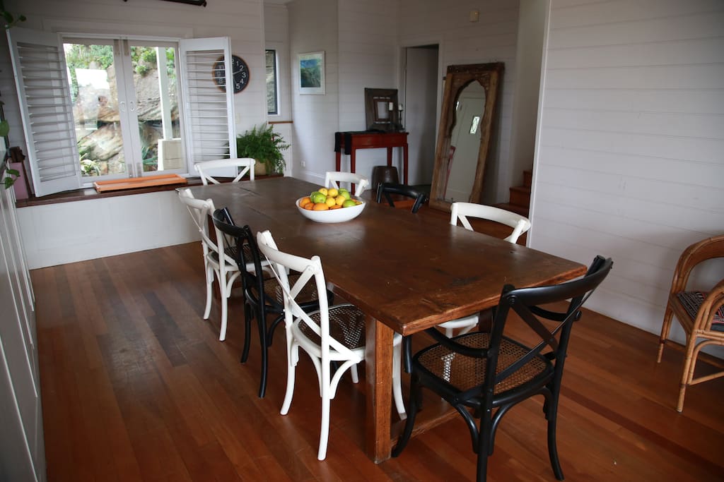 Dining area - Large table that comfortably seats the entire family