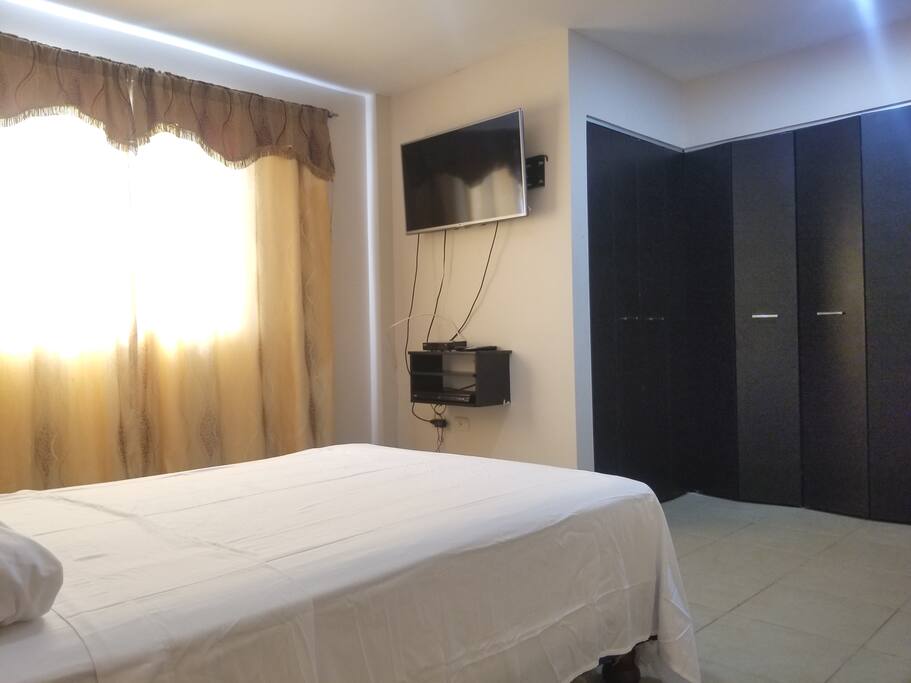 Dormitorio principal con closet y baño