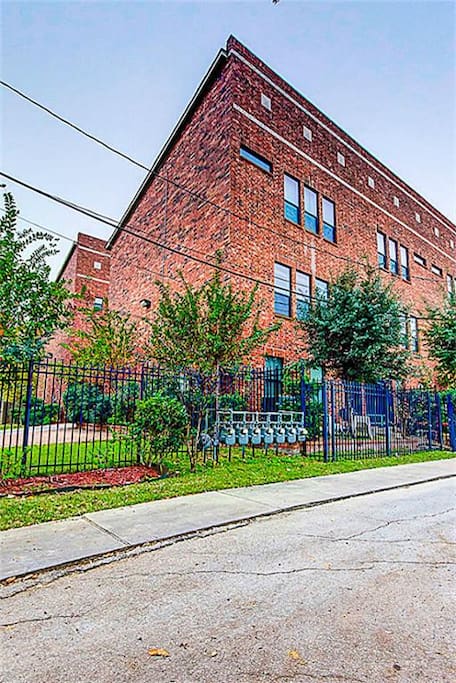 Corner unit facing Downtown