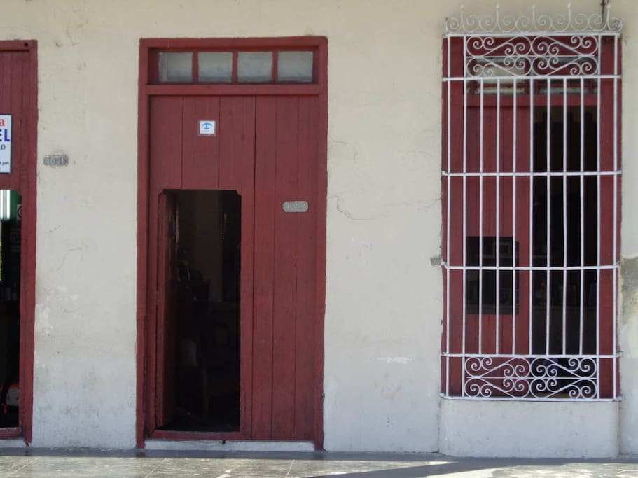 Casa colonial ubicada en la calle principal de Cienfuegos.