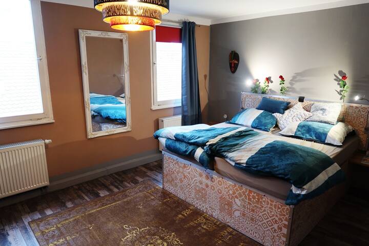 Schlafzimmer mit XXL-Doppelbett: 180 x 200cm und ca. 70cm hoch mit hochwertigen Matrazen