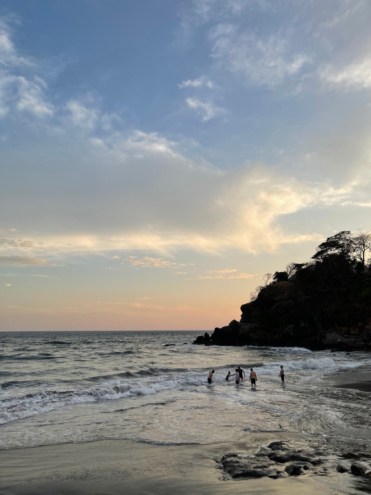 Welcoming Beach House in Atami, near El Tunco Surf