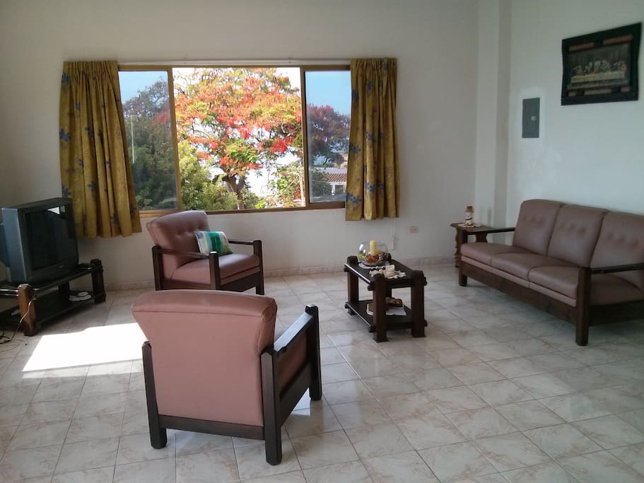 Spacious and comfortable room. Sala amplia y confortable.