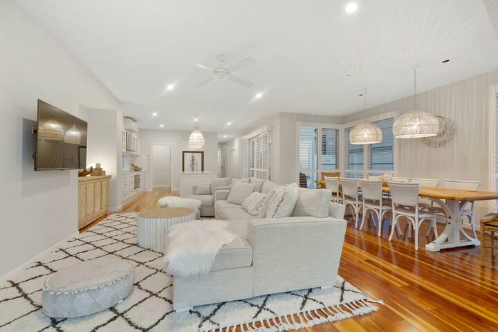 ARANA BEACHFRONT BEACH HOUSE-LUXURY COMFORT STYLE gallery image 3