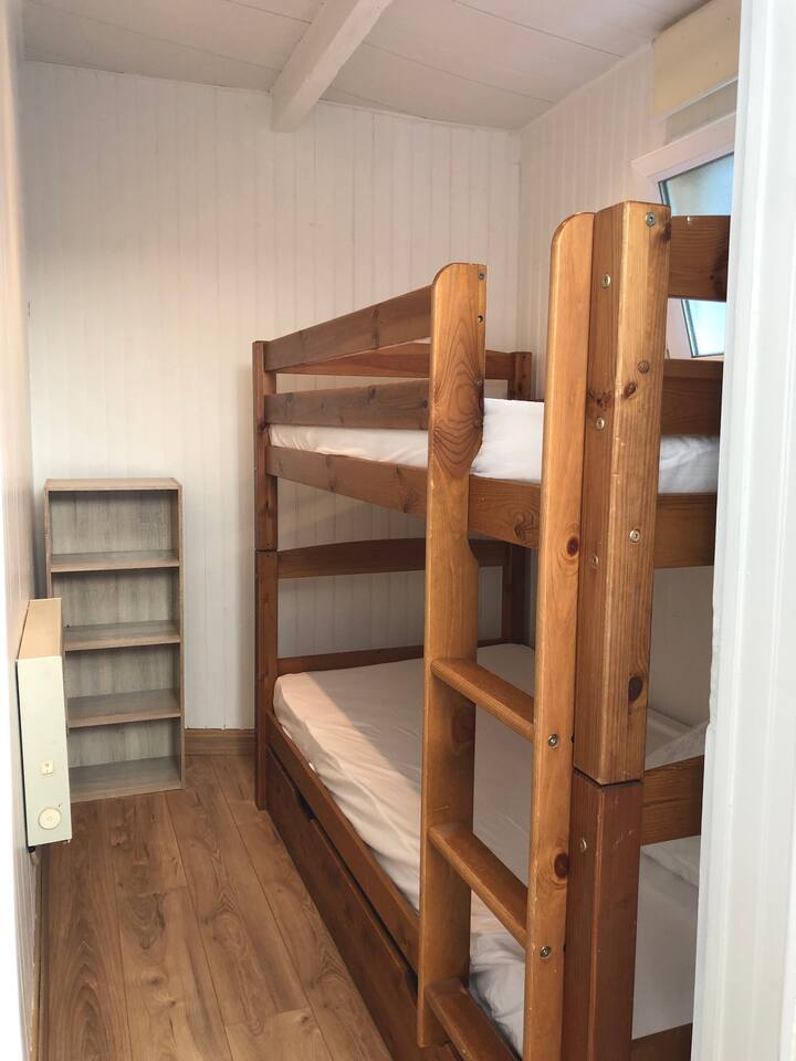 Dormitorio "cabaña" con 2 literas, en la planta baja 