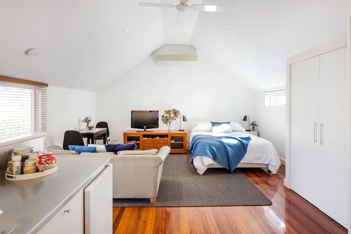 Modern, Stand-alone Studio Loft - Hawthorn East