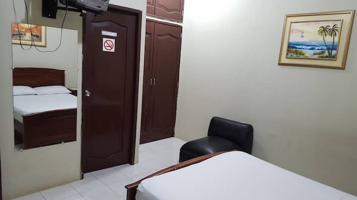 Habitaciones cómodas con baño privado, closet, tv y acondicionador de aire