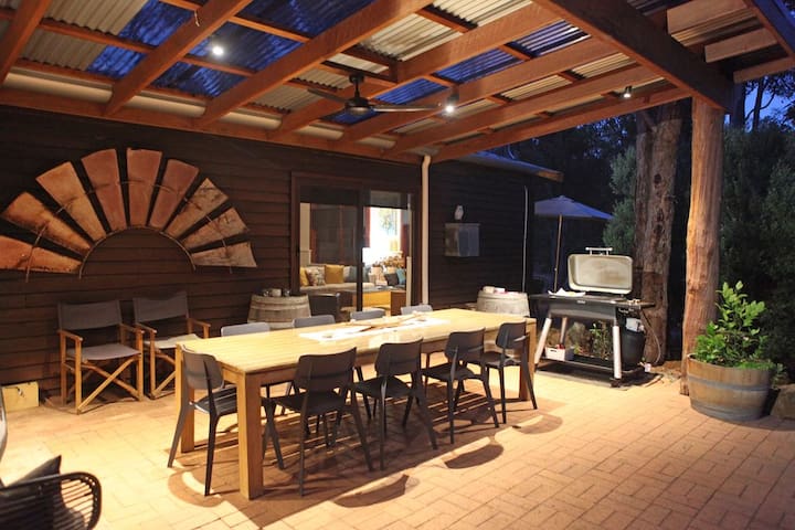 Rivendell Lodge located in a beautiful vineyard gallery image 3